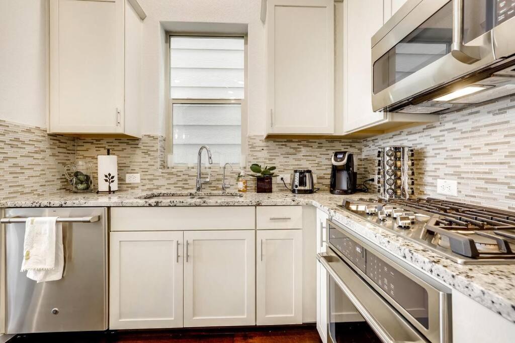 Gorgeous 4 Bed Home On St Mary'S - Minutes To Riverwalk/Pearl ซานอันโตนิโอ ภายนอก รูปภาพ